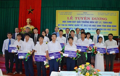 Tuyên dương thủ khoa và học sinh đoạt giải quốc tế  - ảnh 1